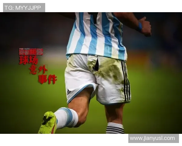 当我在球场边缘欢呼时他竟然意外现身与我亲密互动